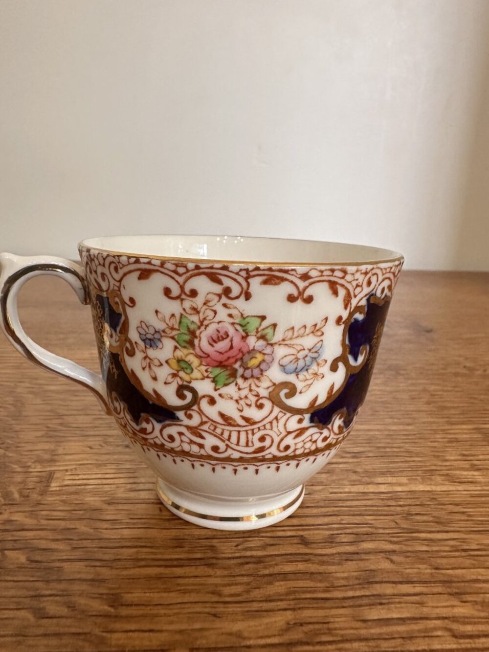 SALISBURY PATTERN SL2207 1950'S SCALLOPED AND FOOTED BONE CHINA TEA CUP